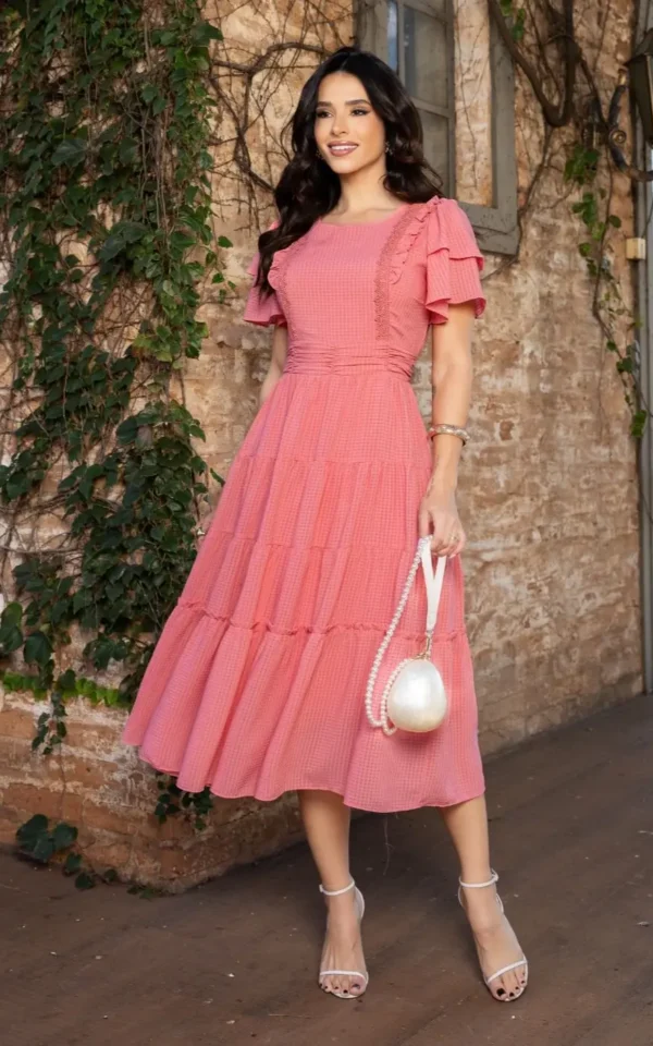 Vestido premium Leyna feito em chiffon texturizado, forrado