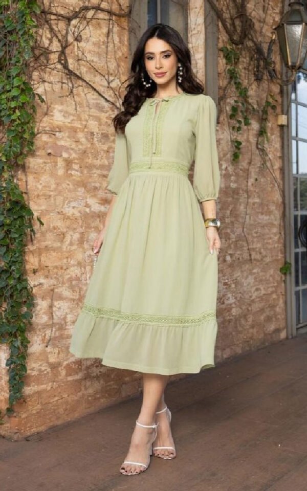 Vestido premium Lily em chiffon com renda, forrado