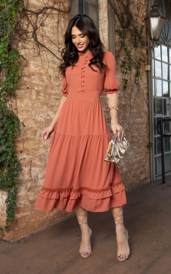 Vestido premium Jennifer feito em chiffon texturizado, forrado